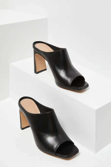 Schwarze Sandalen mit Absatz