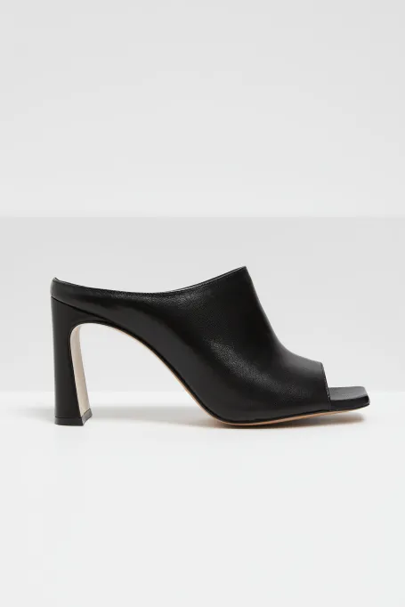 Schwarze Sandalen mit Absatz