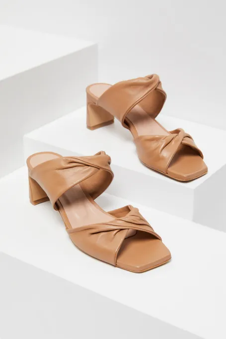 Beige Sandalen mit Absatz