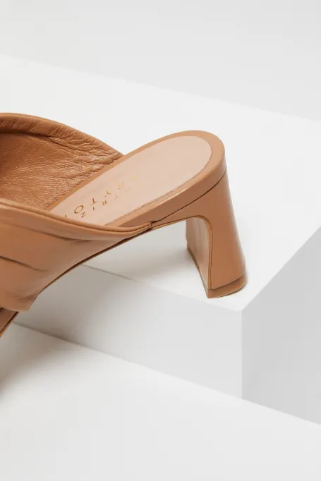 Beige Sandalen mit Absatz