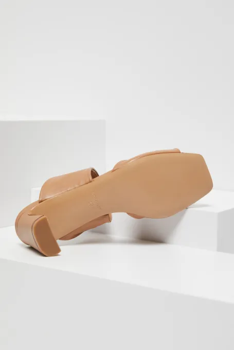 Beige Sandalen mit Absatz