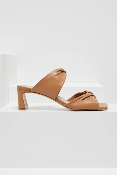 Beige Sandalen mit Absatz