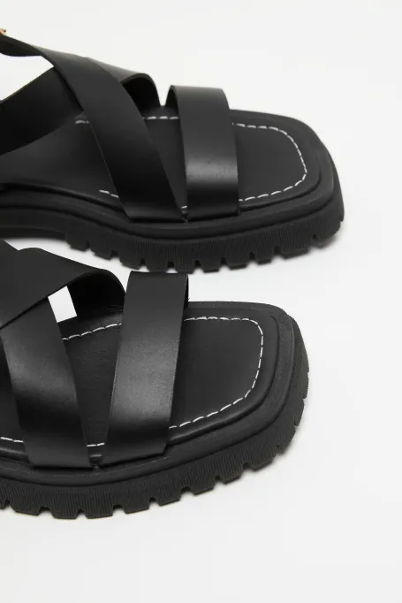 Schwarze Ledersandalen