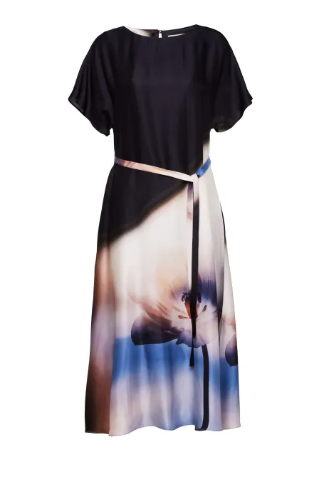 Kleid mit Blumenmuster muster