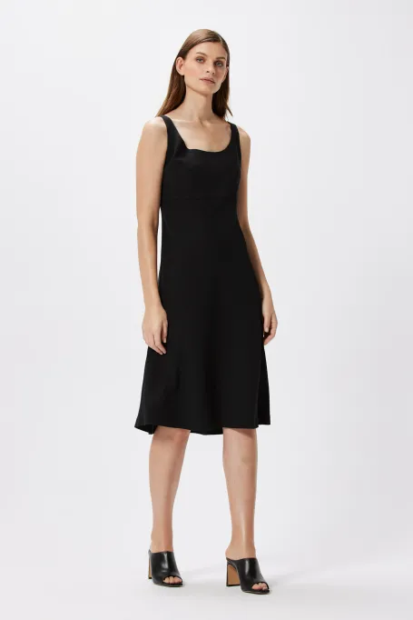 Schwarzes Midikleid mit breiten Trägern