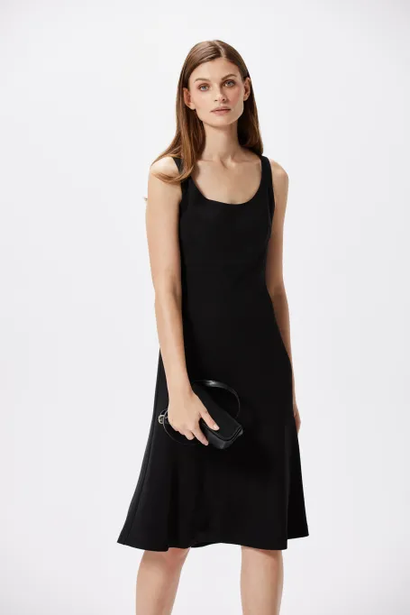 Schwarzes Midikleid mit breiten Trägern