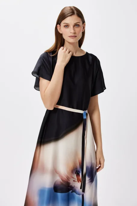 Kleid mit Blumenmuster muster