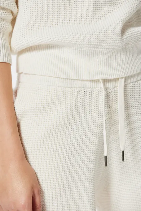 Weiße, cremefarbene Strickshorts