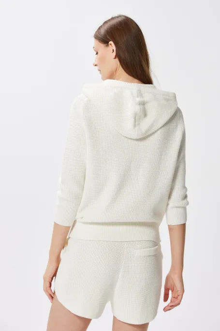 Weiße, cremefarbene Strickshorts