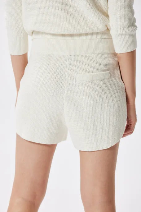 Weiße, cremefarbene Strickshorts