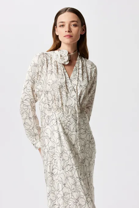 Weißes Kleid mit linearem Muster