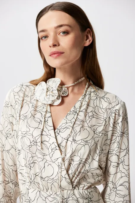 Weißes Kleid mit linearem Muster