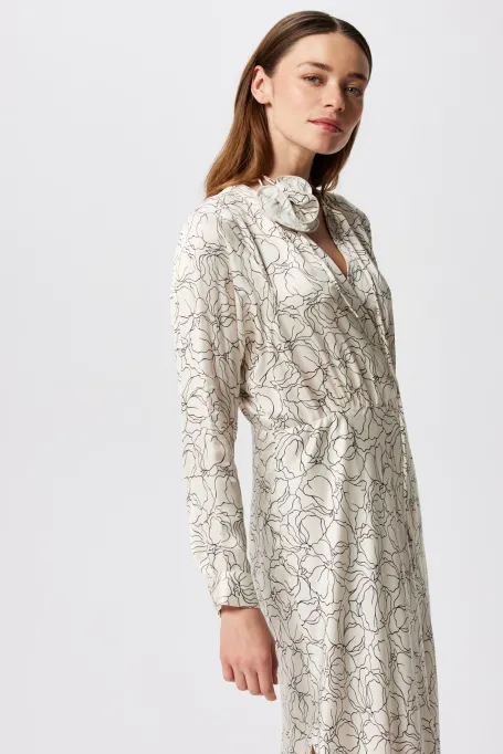 Weißes Kleid mit linearem Muster