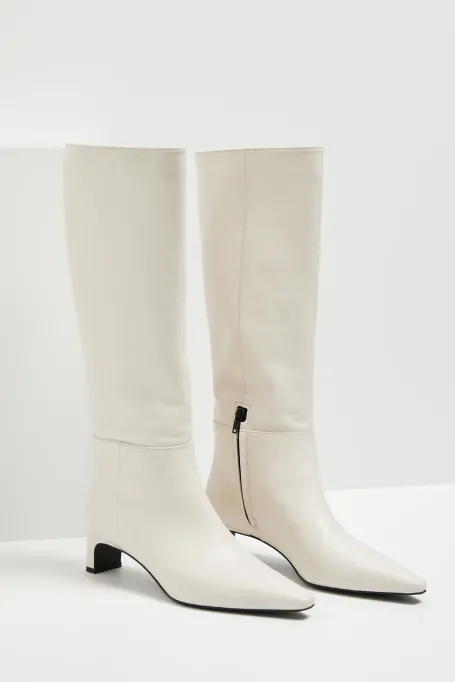 Weiße Stiefel mit mittlerem Absatz
