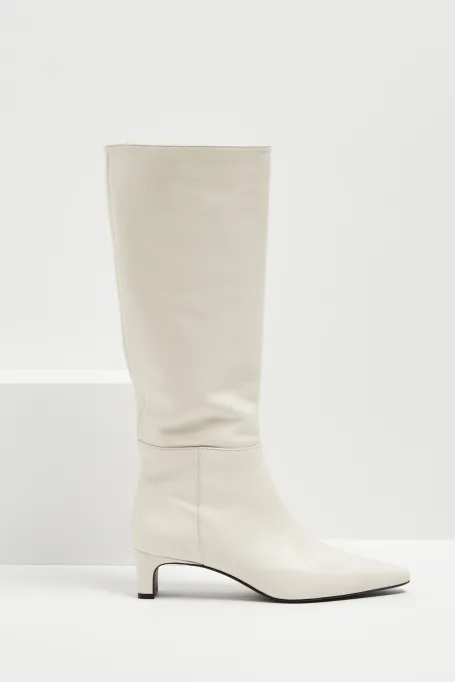 Weiße Stiefel mit mittlerem Absatz