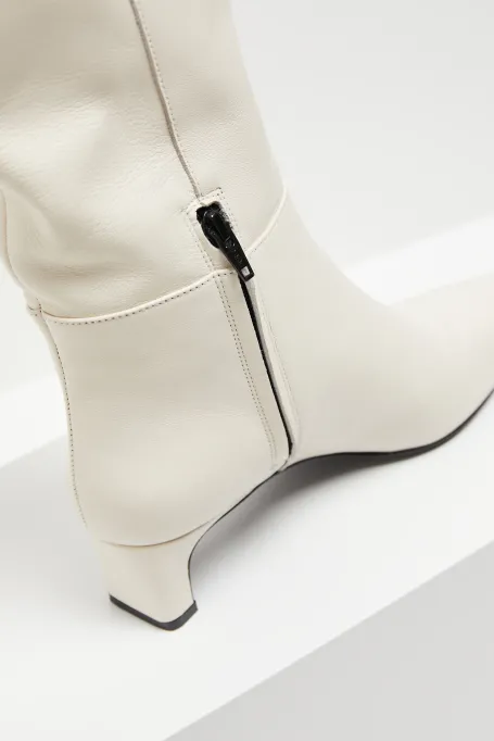 Weiße Stiefel mit mittlerem Absatz