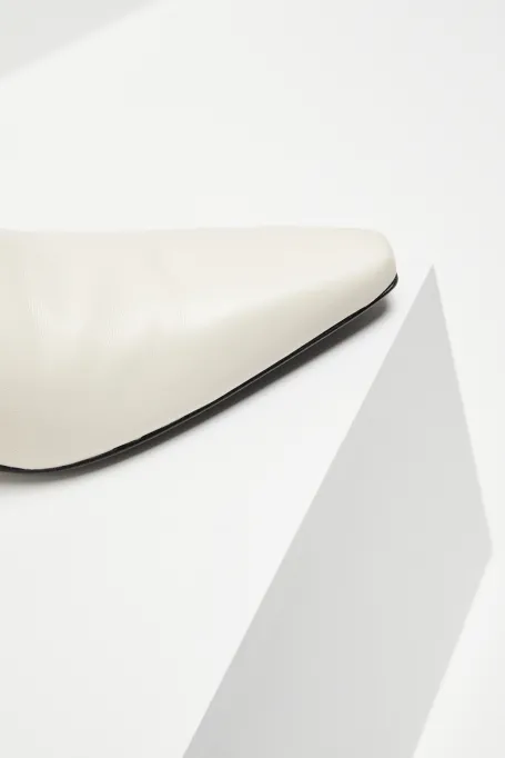 Weiße Stiefel mit mittlerem Absatz