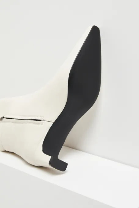 Weiße Stiefel mit mittlerem Absatz