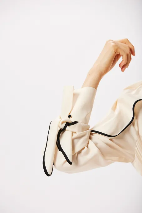 Seidenkleid mit schwarzer Einfassung