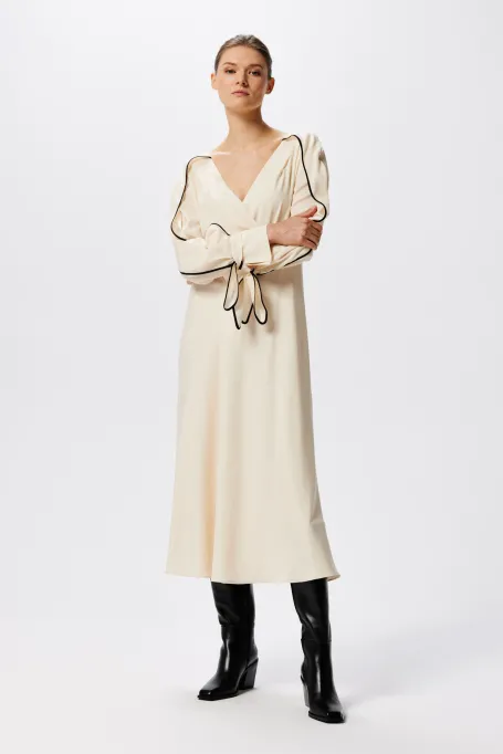 Seidenkleid mit schwarzer Einfassung