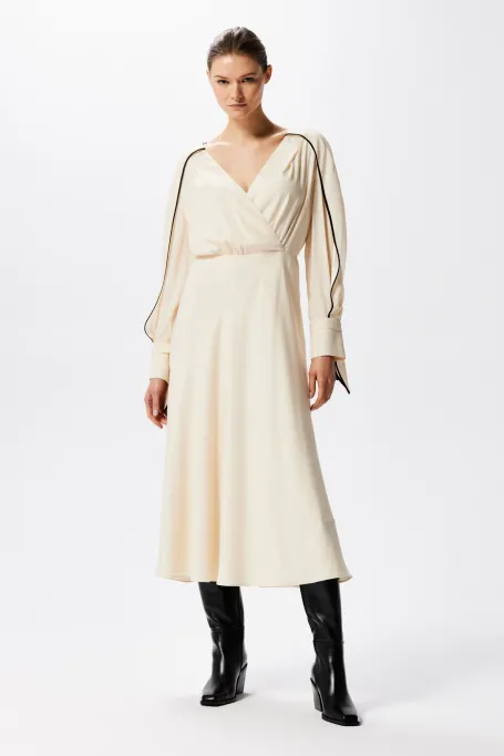 Seidenkleid mit schwarzer Einfassung