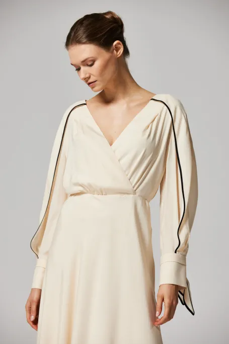 Seidenkleid mit schwarzer Einfassung