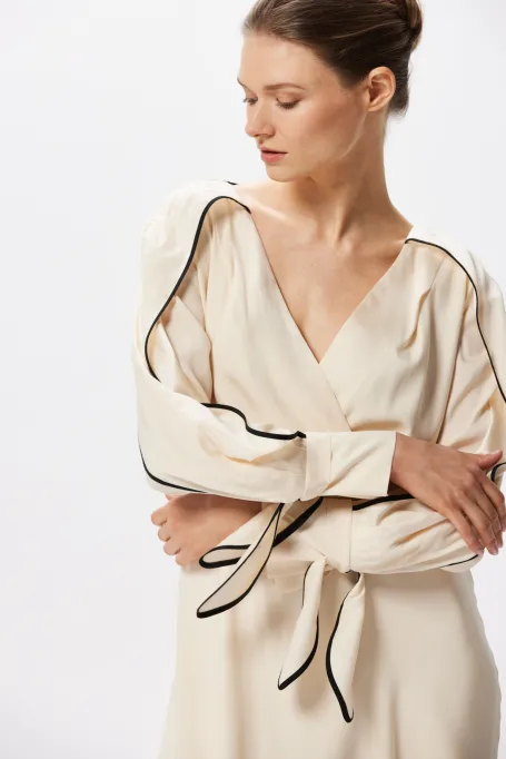 Seidenkleid mit schwarzer Einfassung