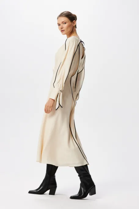 Seidenkleid mit schwarzer Einfassung