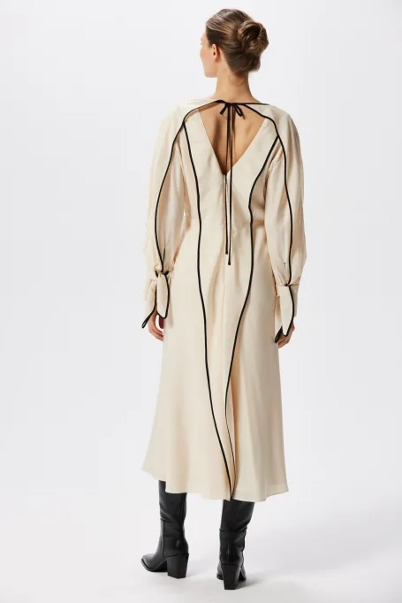 Seidenkleid mit schwarzer Einfassung