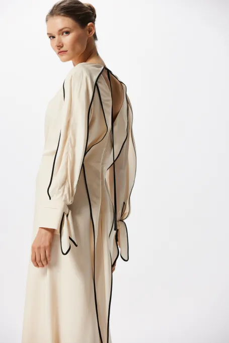 Seidenkleid mit schwarzer Einfassung