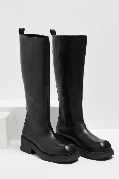 Schwarze Lederstiefel