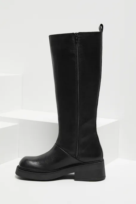 Schwarze Lederstiefel Schwarze Lederstiefel