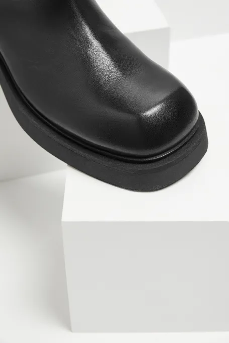 Schwarze Lederstiefel Schwarze Lederstiefel