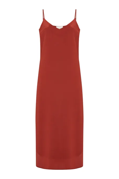 Ziegelrotes Seidenkleid