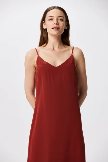 Ziegelrotes Seidenkleid