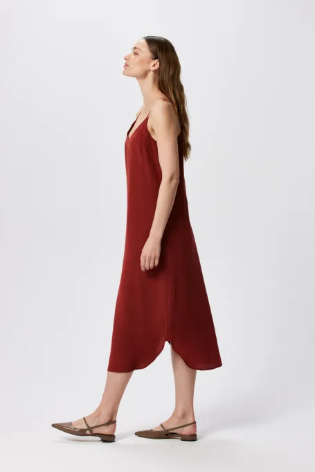 Ziegelrotes Seidenkleid