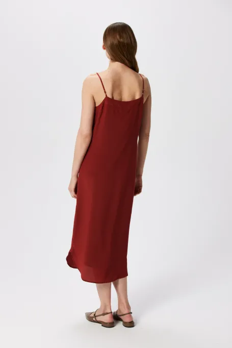 Ziegelrotes Seidenkleid