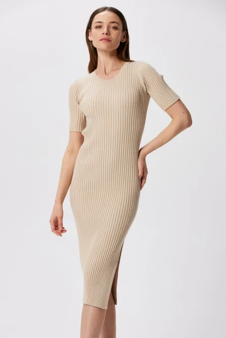 Beiges Kleid mit vertikalen Streifen