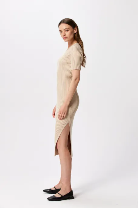 Beiges Kleid mit vertikalen Streifen