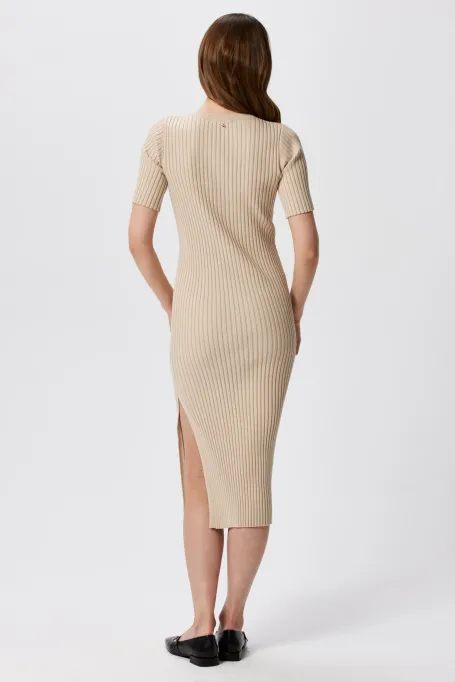 Beiges Kleid mit vertikalen Streifen