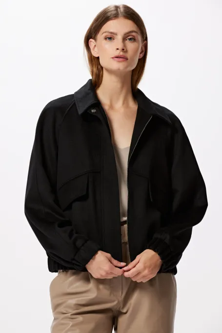 Schwarze Wolljacke