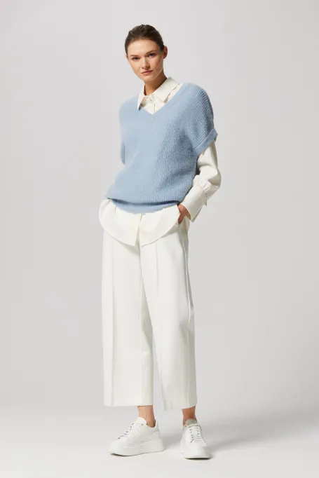 Hellblaue Bluse mit V-Ausschnitt