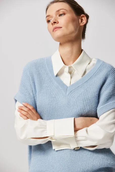 Hellblaue Bluse mit V-Ausschnitt
