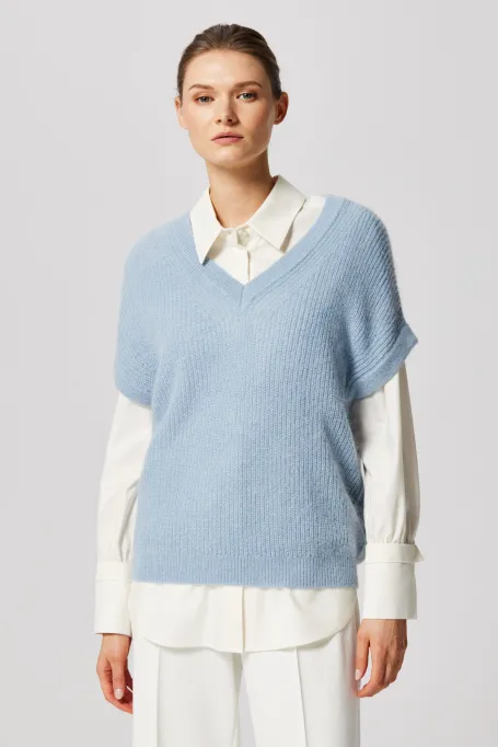 Hellblaue Bluse mit V-Ausschnitt