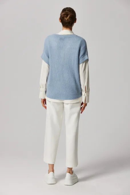 Hellblaue Bluse mit V-Ausschnitt