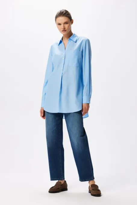 Hellblaues lockeres Hemd