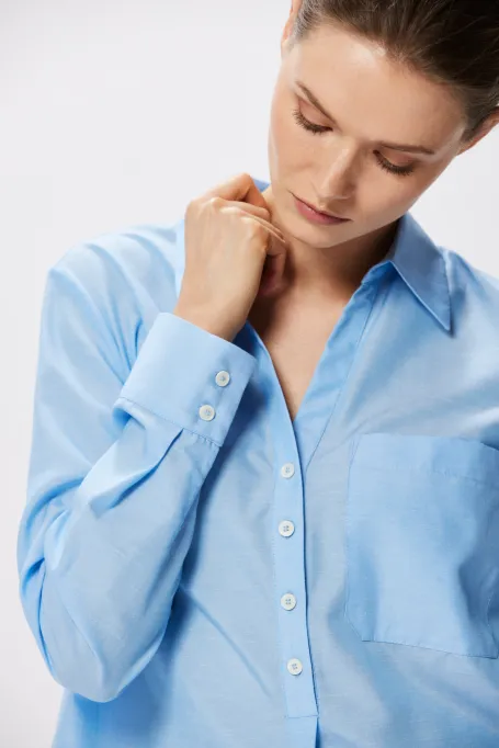 Hellblaues lockeres Hemd