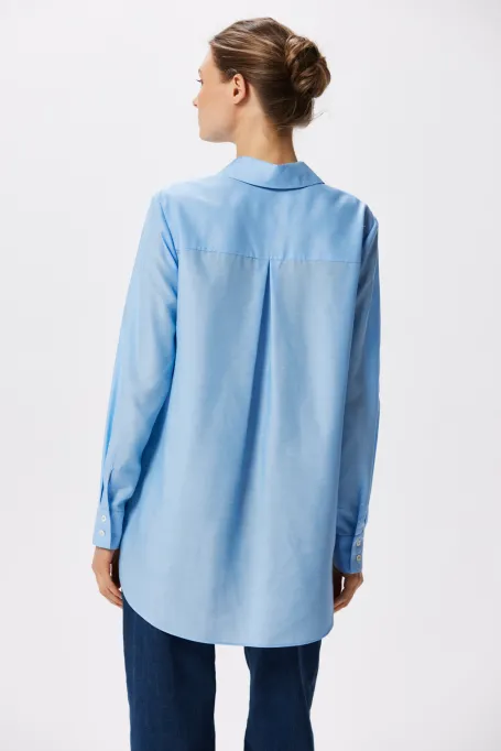 Hellblaues lockeres Hemd