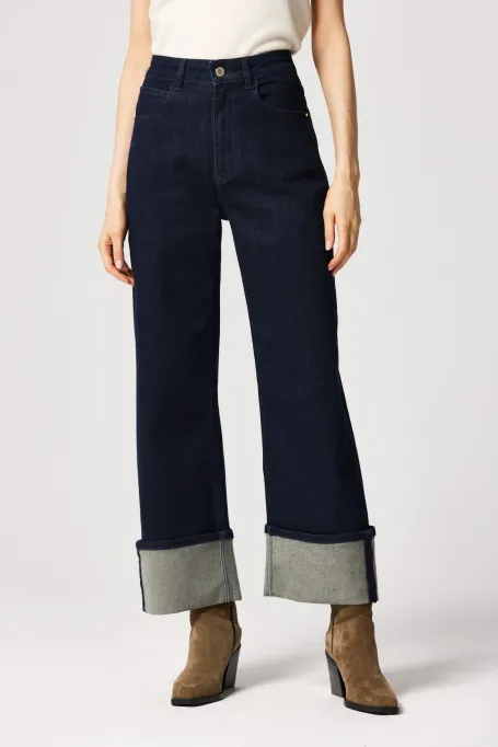 Dunkelblaue Jeans mit weitem Umschlag