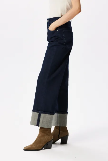 Dunkelblaue Jeans mit weitem Umschlag